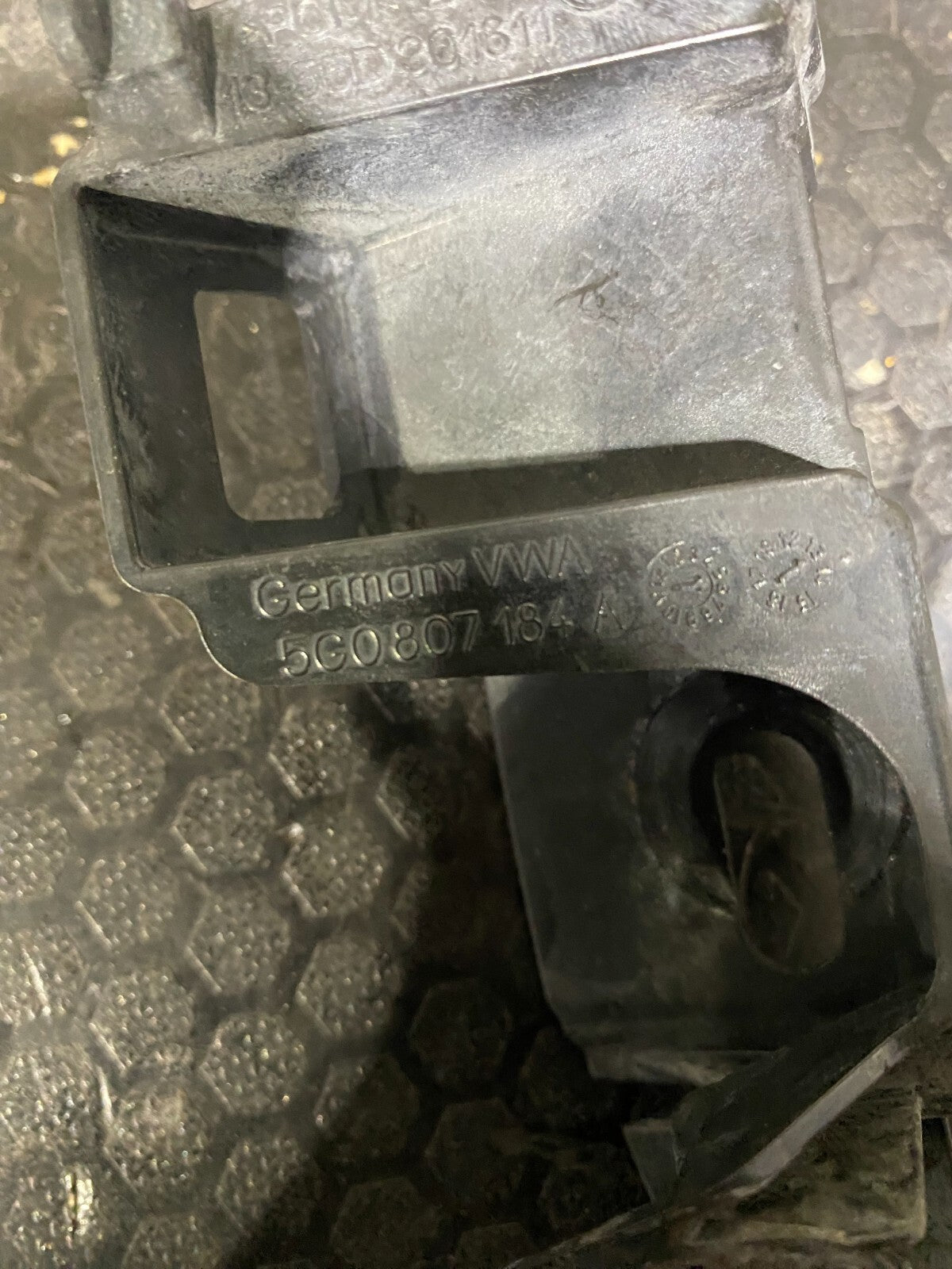 Volkswagen MK7 Front Right Bumper Guide Bracket 5G0807184A