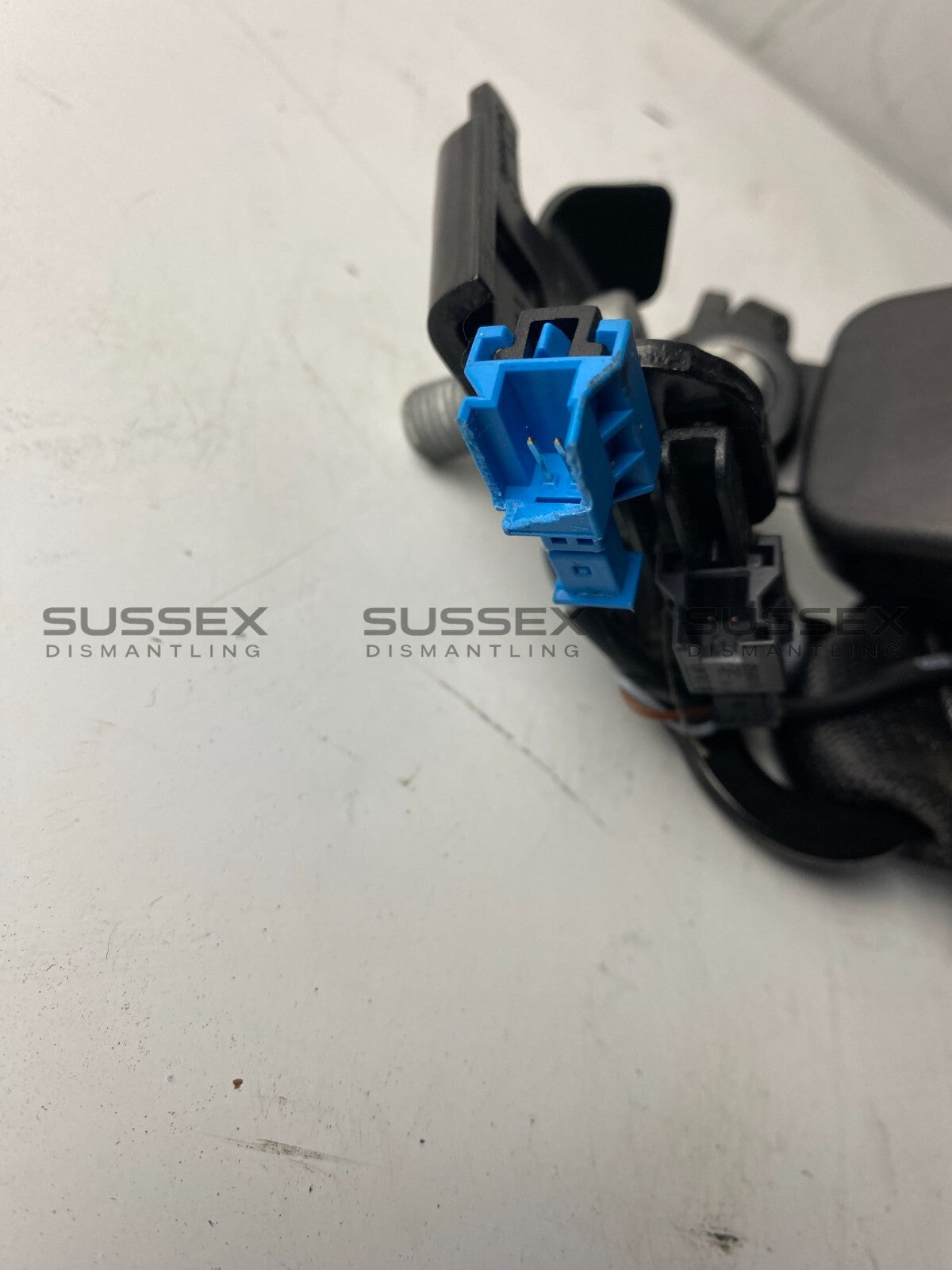 Mercedes-Benz Rear Middle And Right Seat Belt Buckle (Broken Plug) A2058600469