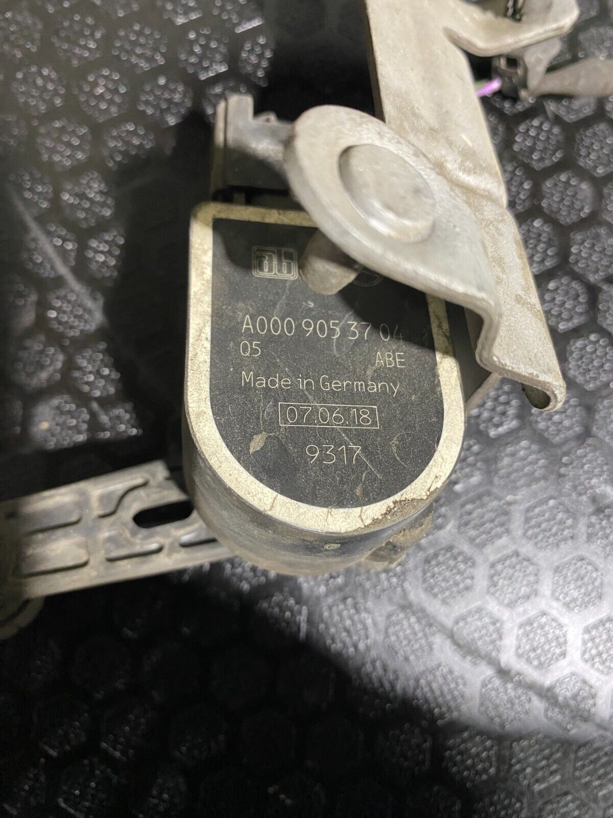 Mercedes-Benz Rear Right Height Sensor A0009053704