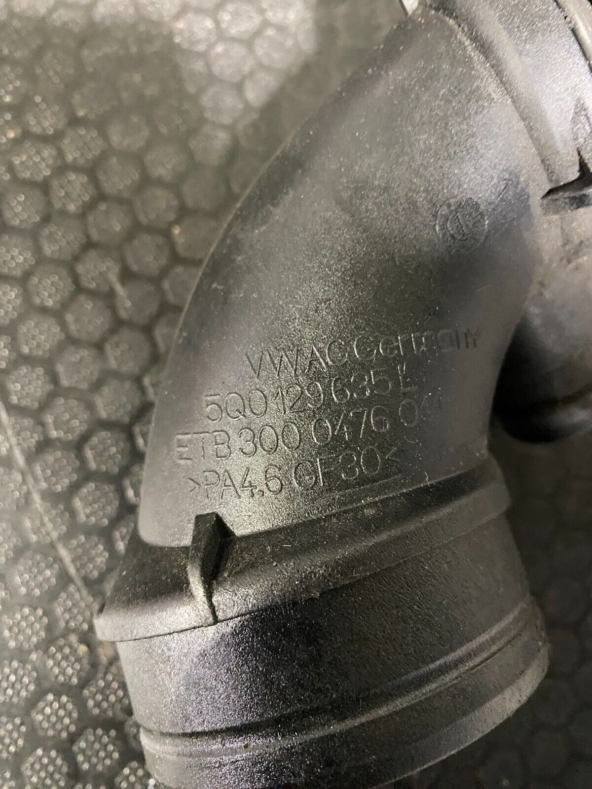 Volkswagen Air Intake Pipe 5Q0129635L