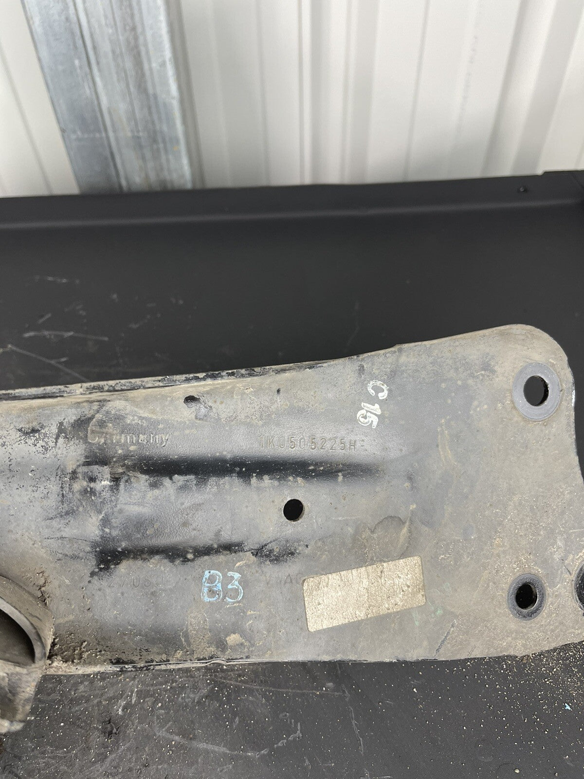 Volkswagen GOLF LEFT HAND REAR TRAILING ARM 1k0 501 475