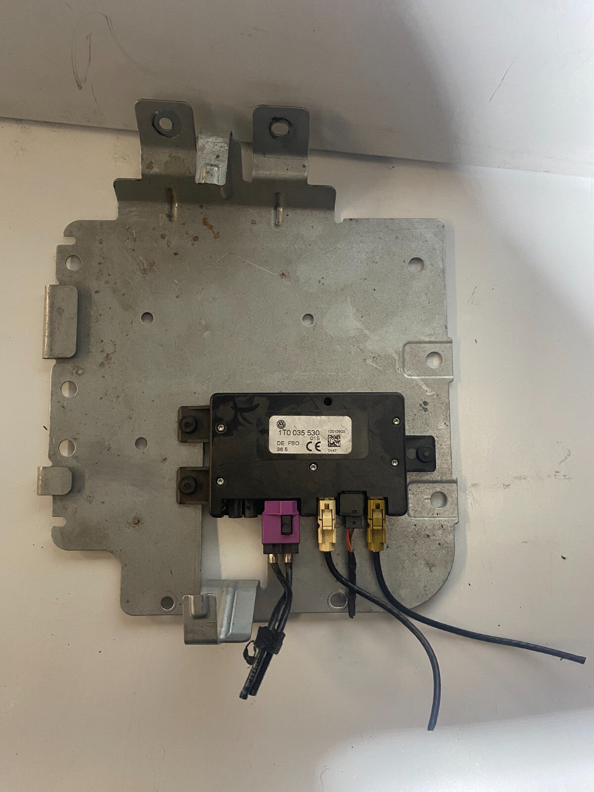 VWAG Navigation Antenna Amplifier Unit With Bracket 1T0035530