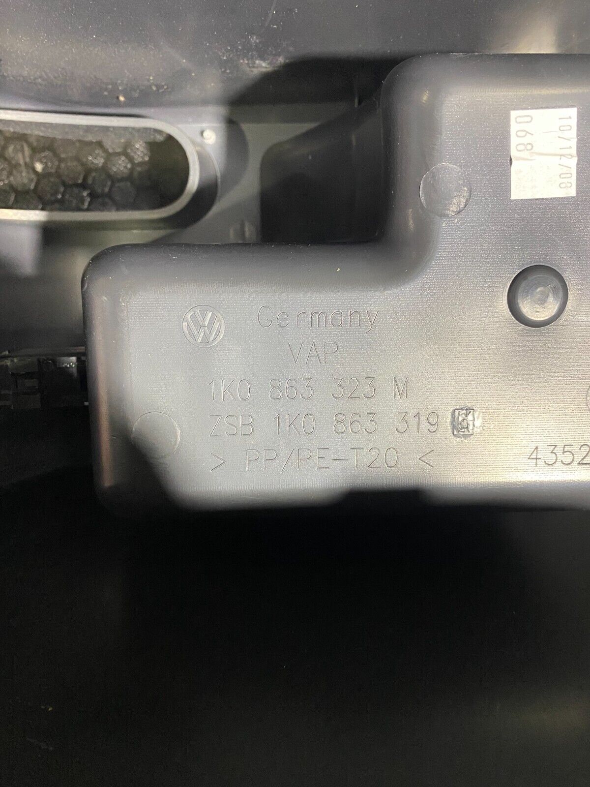 Volkswagen MK6 Centre Console Cover 1K0863323M