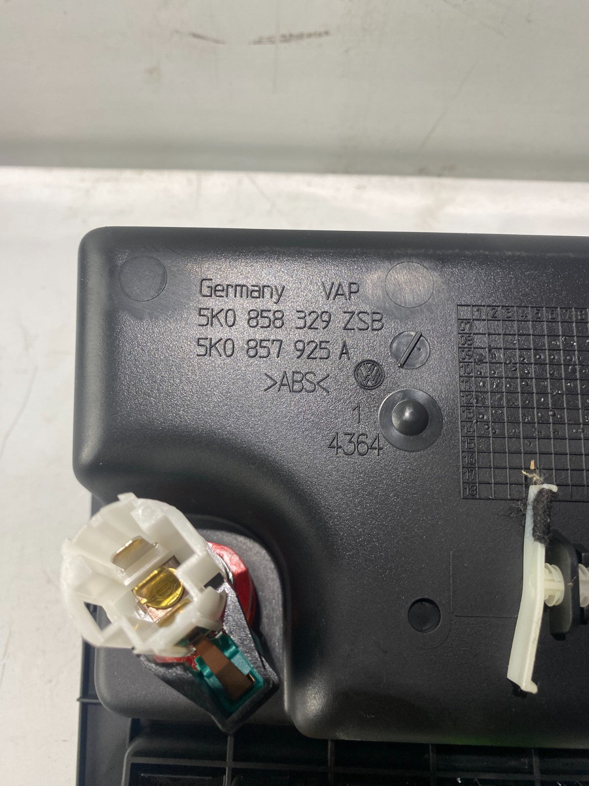 Volkswagen Scirocco Centre Coin Tray With DCC, ESP AND Parking Assist 5K0858329