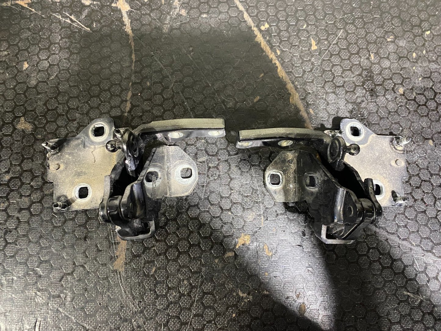 Mercedes-Benz C63s 2019-2021 A2057506800 A2057506700 Trunk Hinge Bracket Set