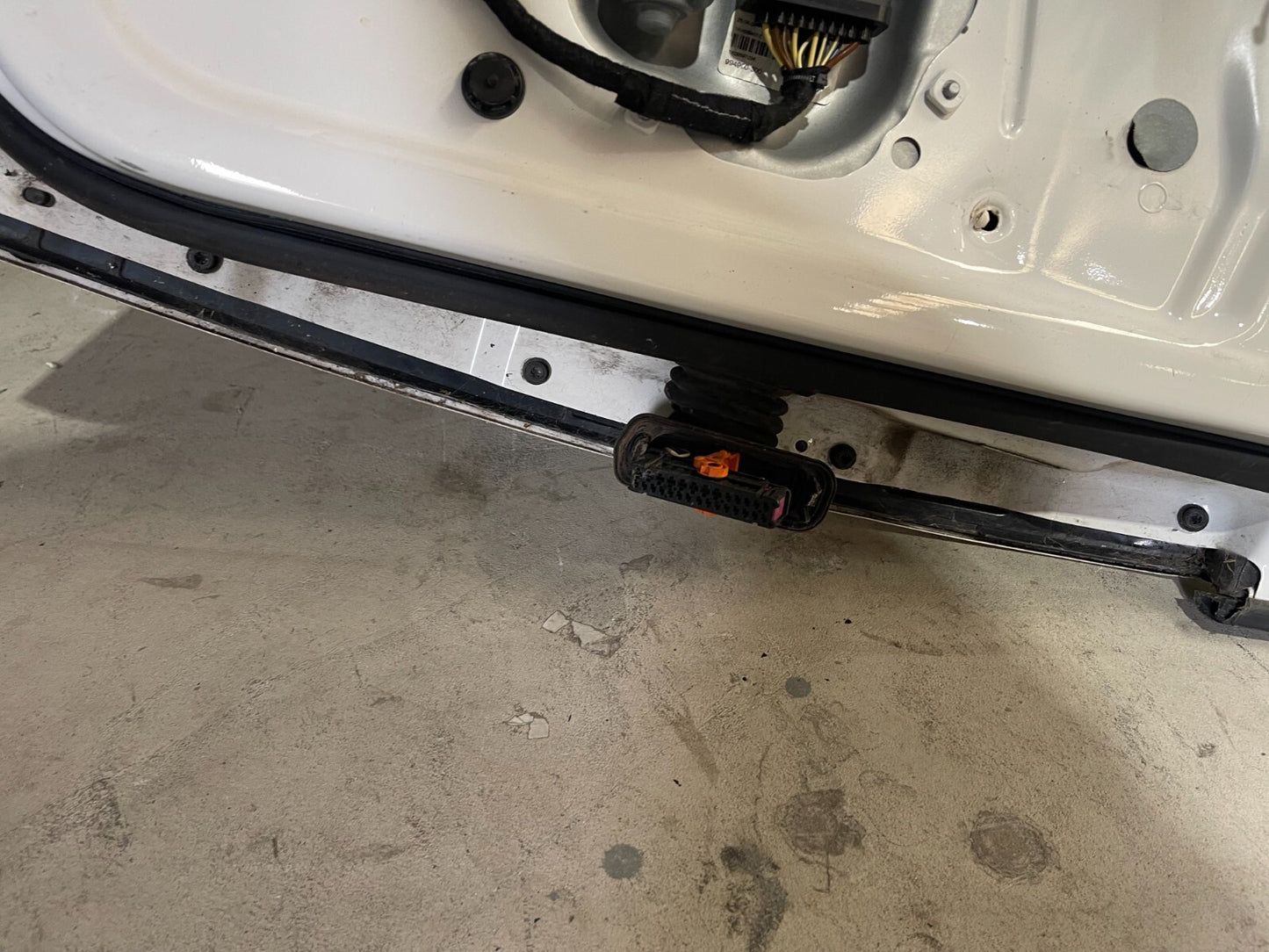 Volkswagen Golf MK5 Rear Left Door In White *Freight Available*