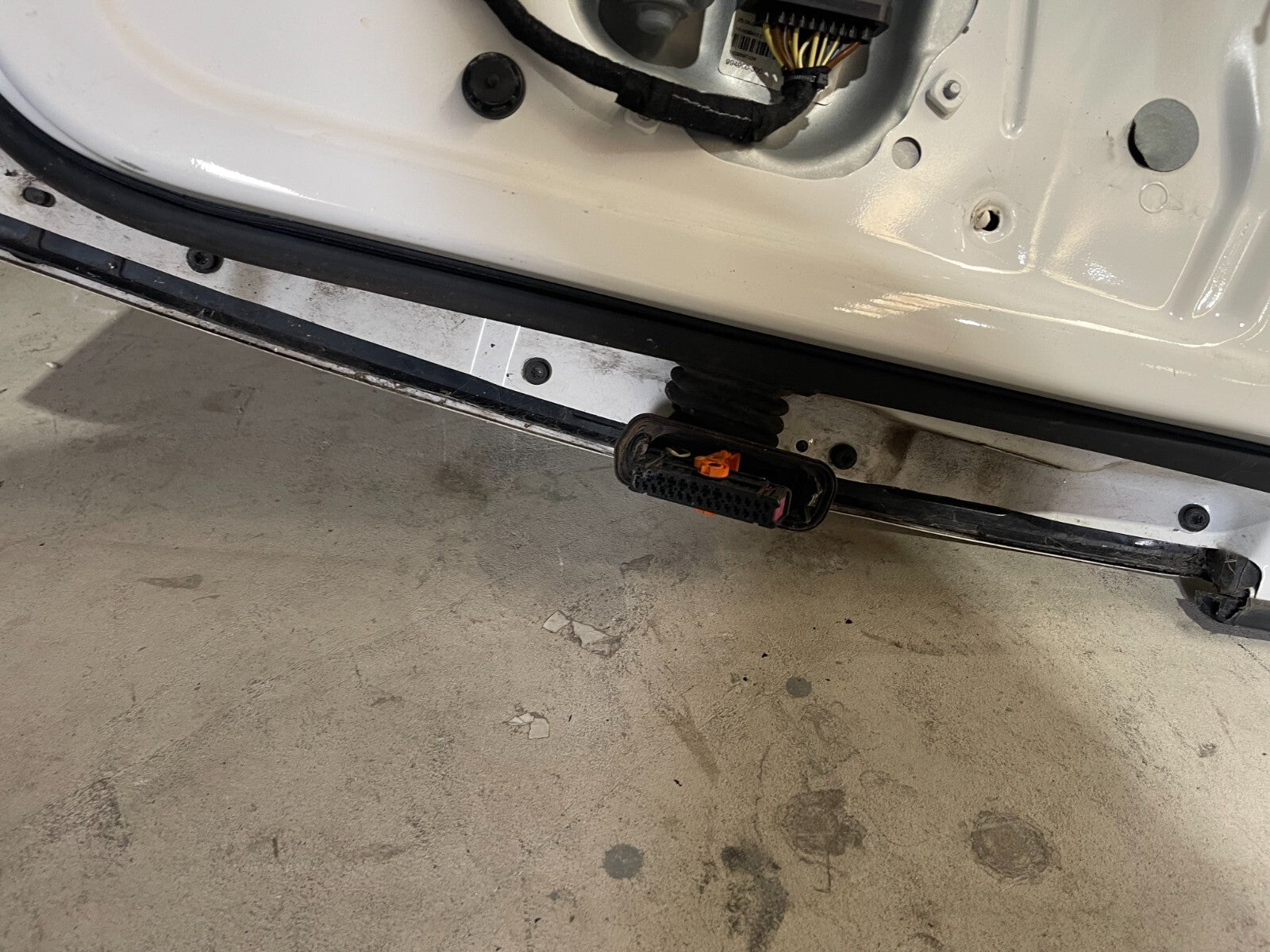 Volkswagen Golf MK5 Rear Left Door In White *Freight Available*