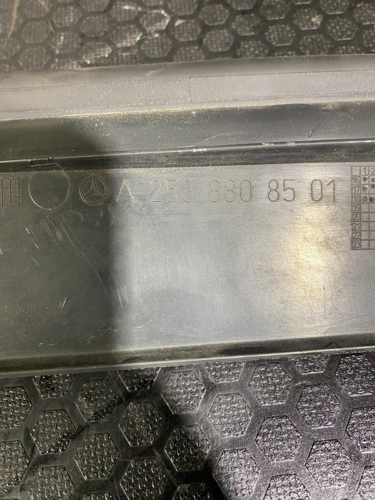 Mercedes-Benz Front Grille Top Duct Plate Cover A2538808501