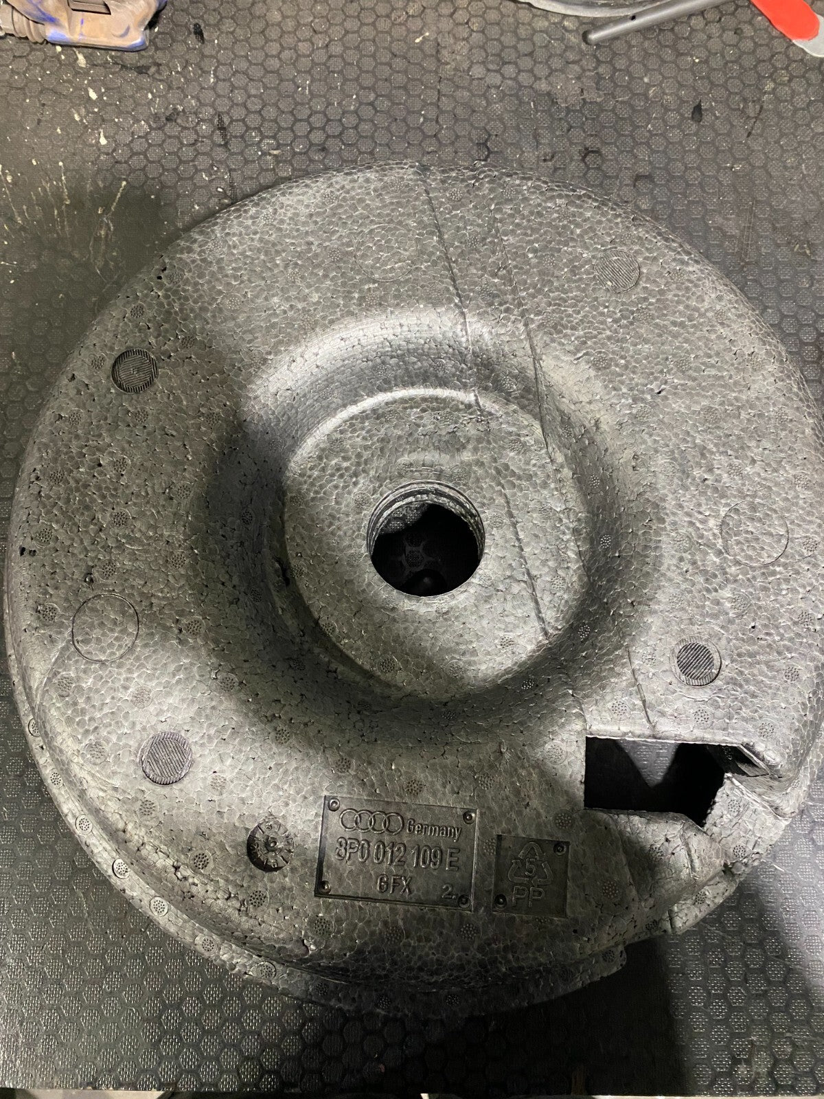 VWAG MK5/MK6 Spare Wheel Tool Kit With Jack And Wheel Nut Remover 8P0012109E