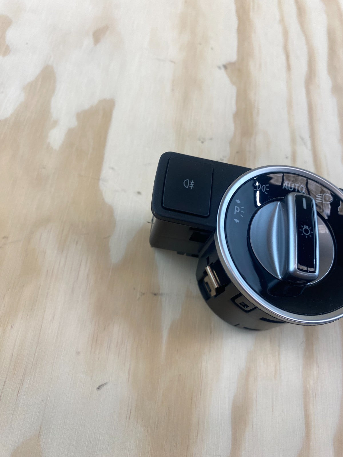 Mercedes-Benz A / B / CLA / GLA / E / C CLASS Headlight Control A2129050551