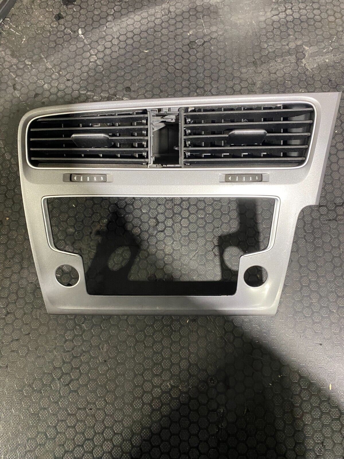 Volkswagen MK7 Centre Dashboard Air Vent Brushed Silver/Grey 5G2819743D