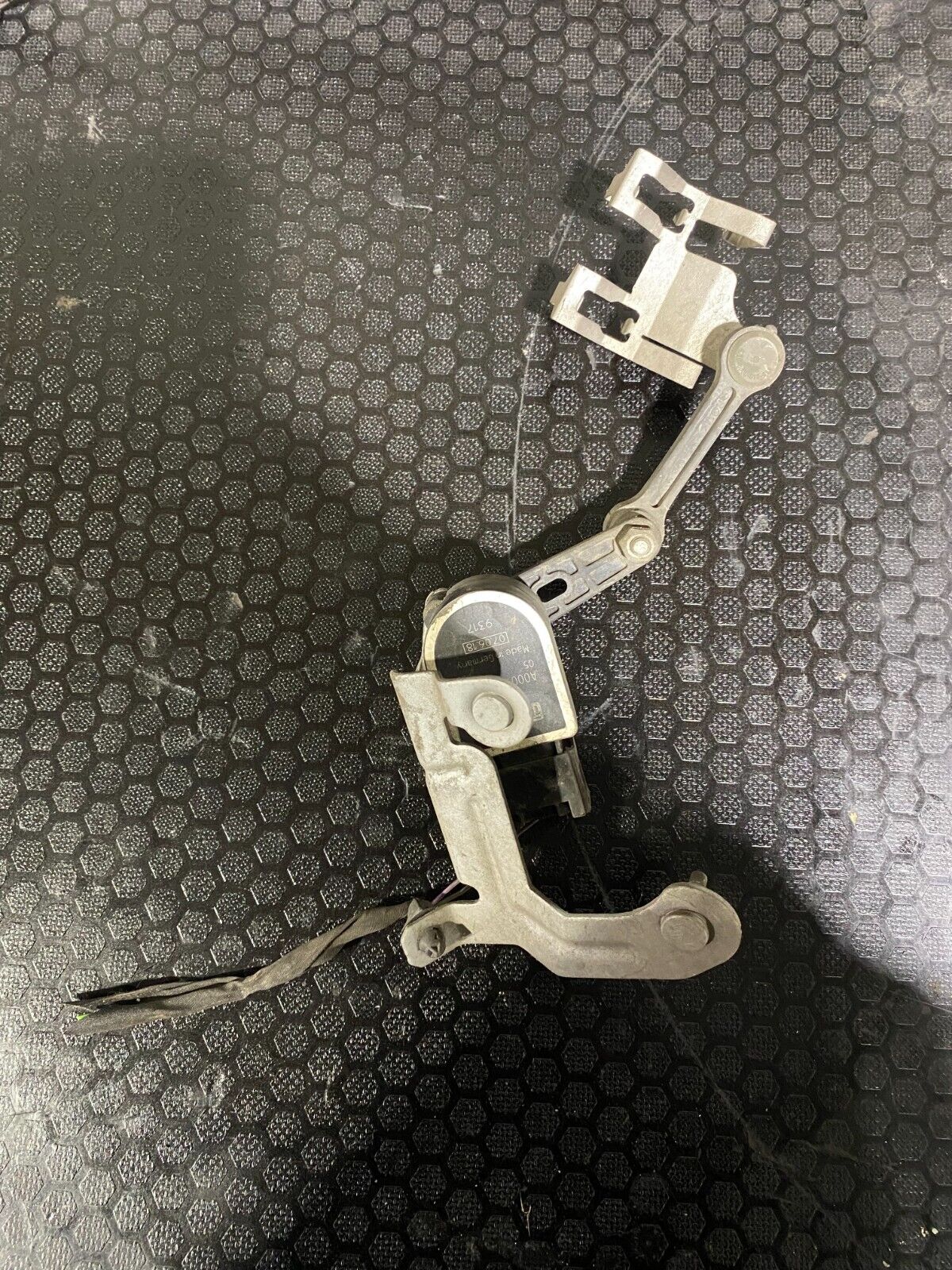 Mercedes-Benz Rear Right Height Sensor A0009053704