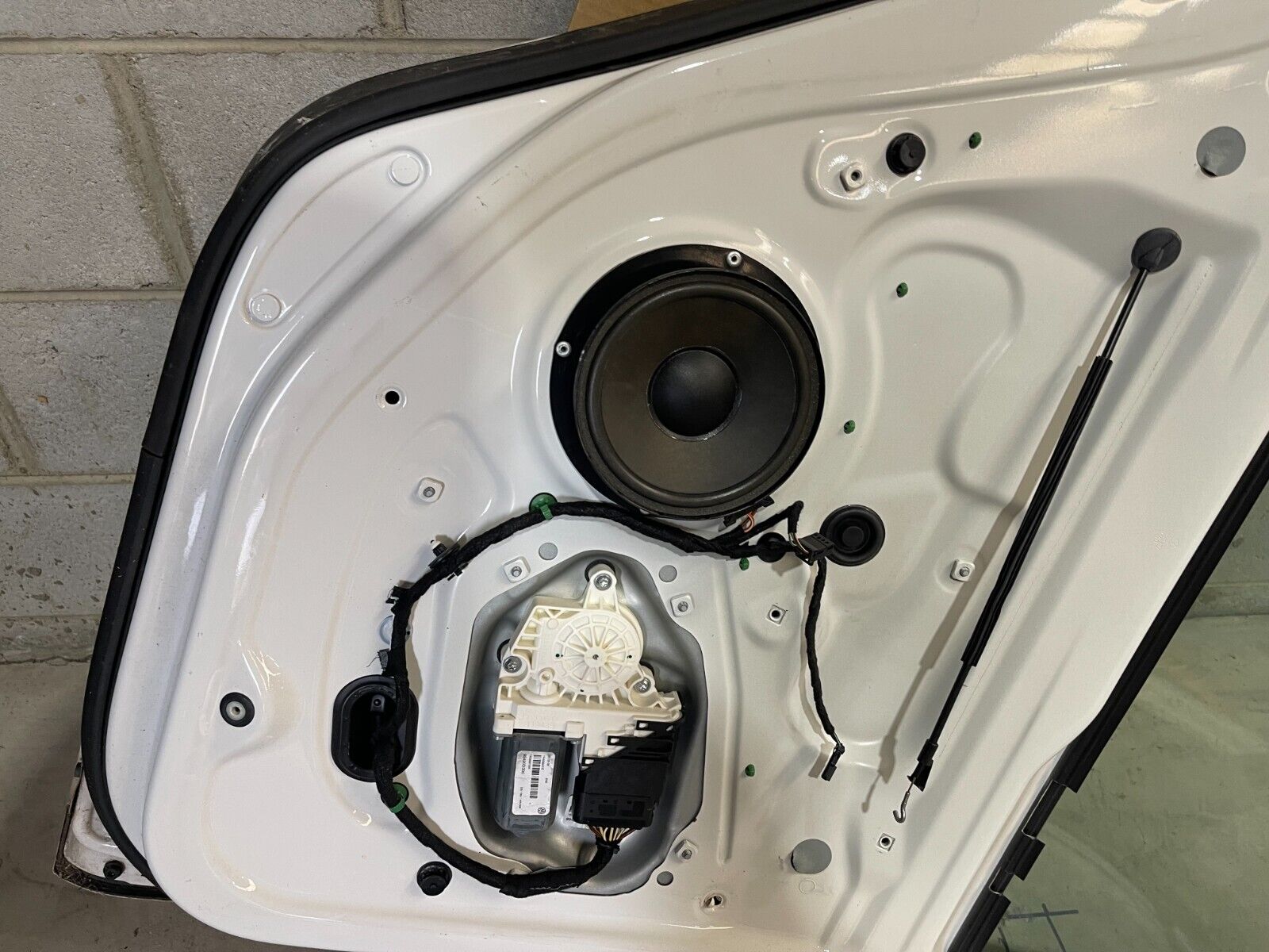 Volkswagen Golf MK5 Rear Left Door In White *Freight Available*