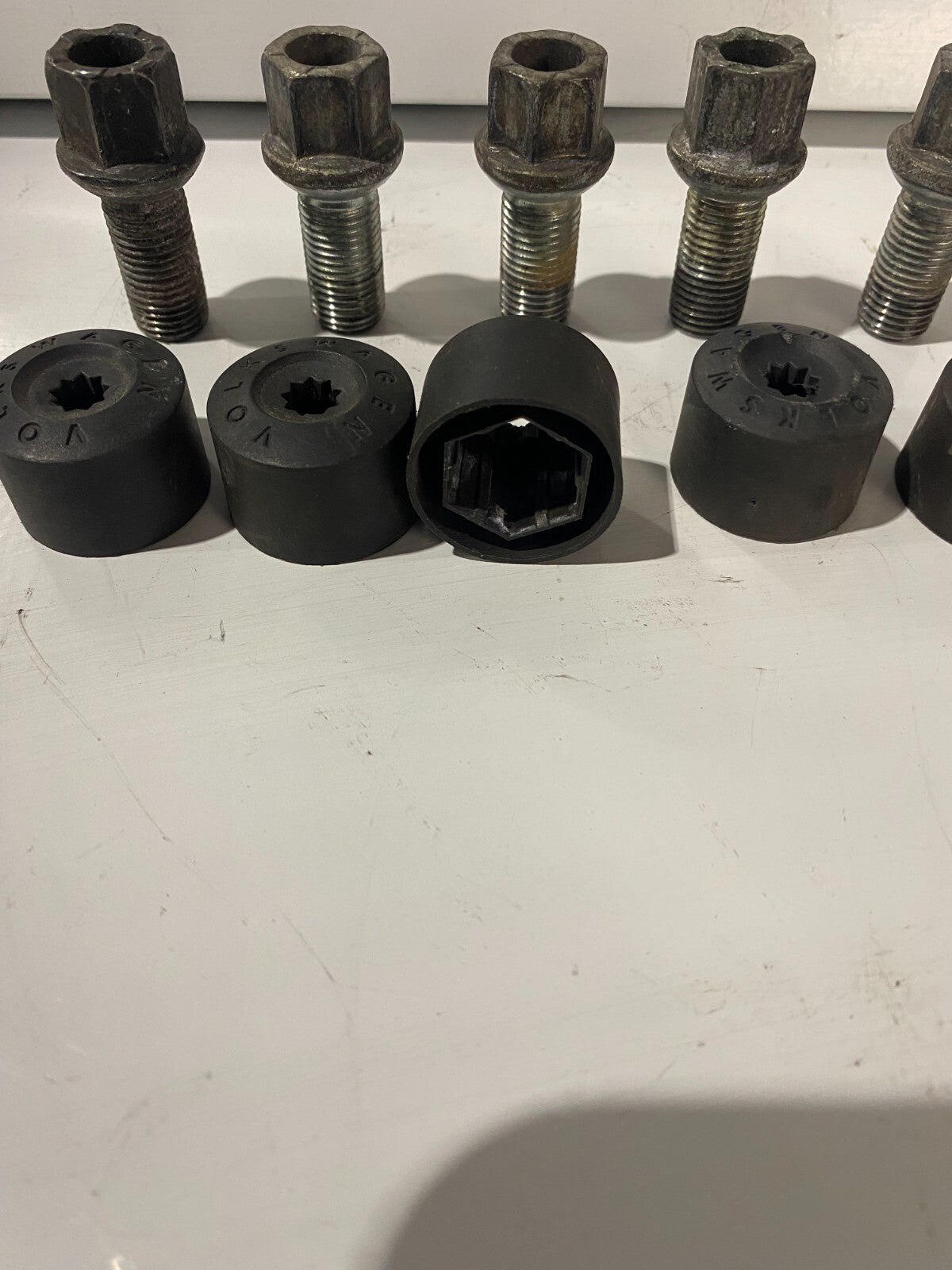 VWAG Lug Nuts / Wheel Bolts With Covers 5pc