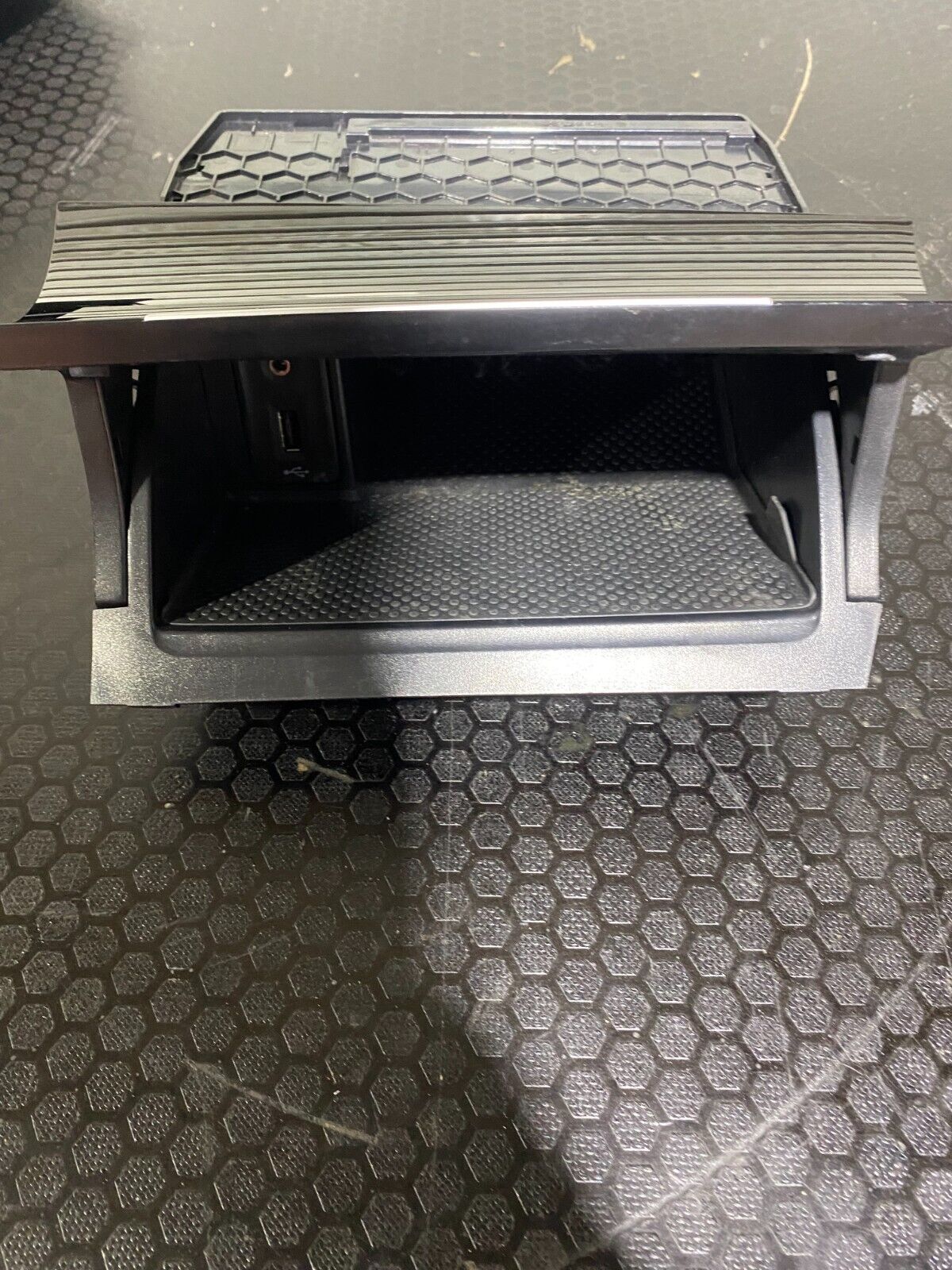 Volkswagen Golf Mk7 Centre Console Storage Compartment USB AUX-IN 5G2863391