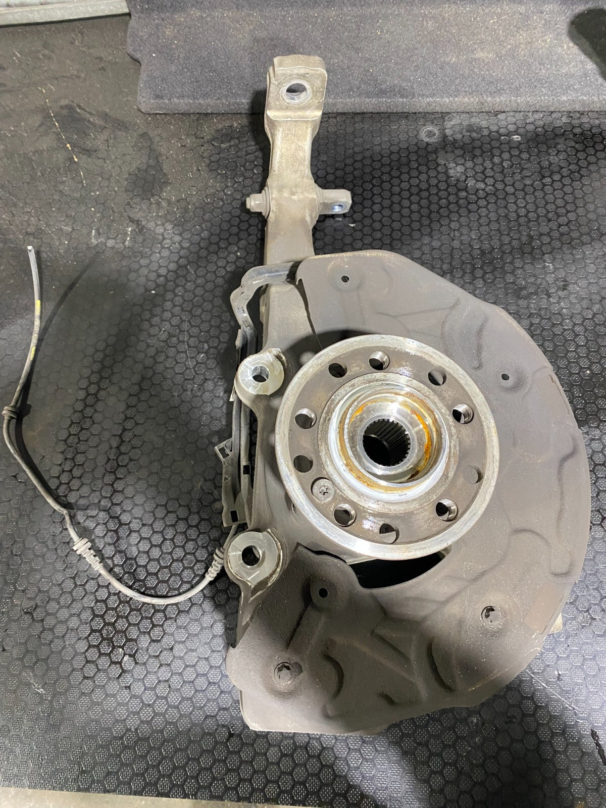 Mercedes-Benz Front Right Knuckle For Suspension Complete A2530800