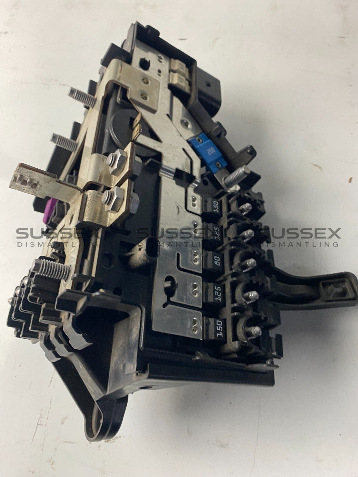 Mercedes-Benz Front Engine Bay Fuse Box (Broken Plug)