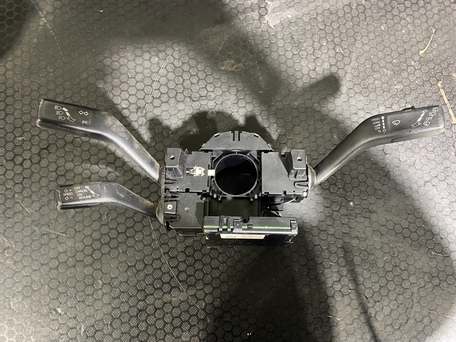 Volkswagen Passat R36 Steering Column 3C9953513R