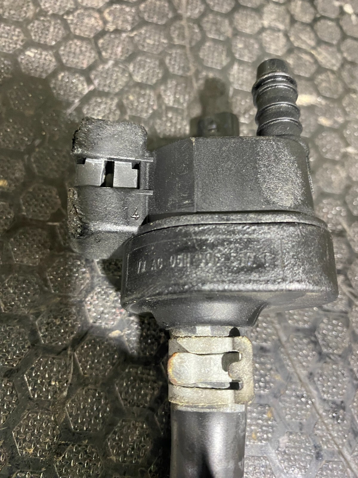 VWAG Vapour Canister Purge Valve With Pipe 06H906517T