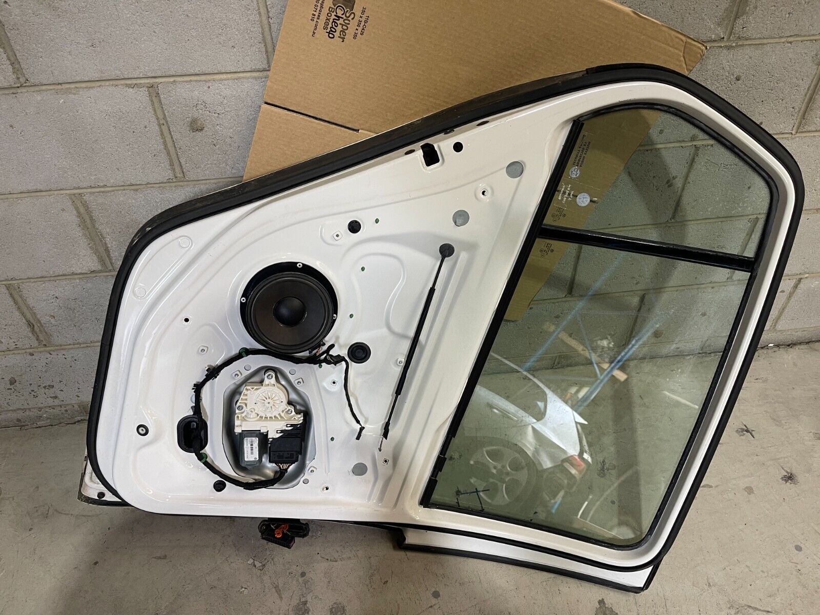 Volkswagen Golf MK5 Rear Left Door In White *Freight Available*