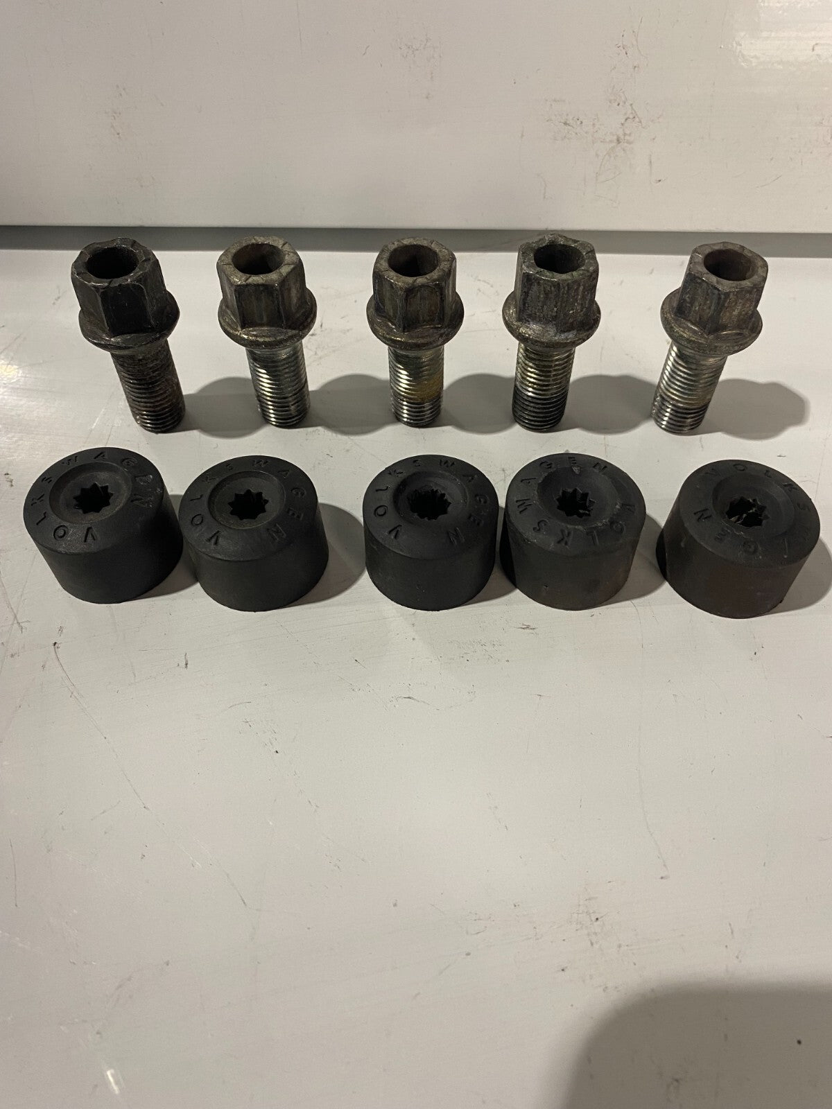 VWAG Lug Nuts / Wheel Bolts With Covers 5pc