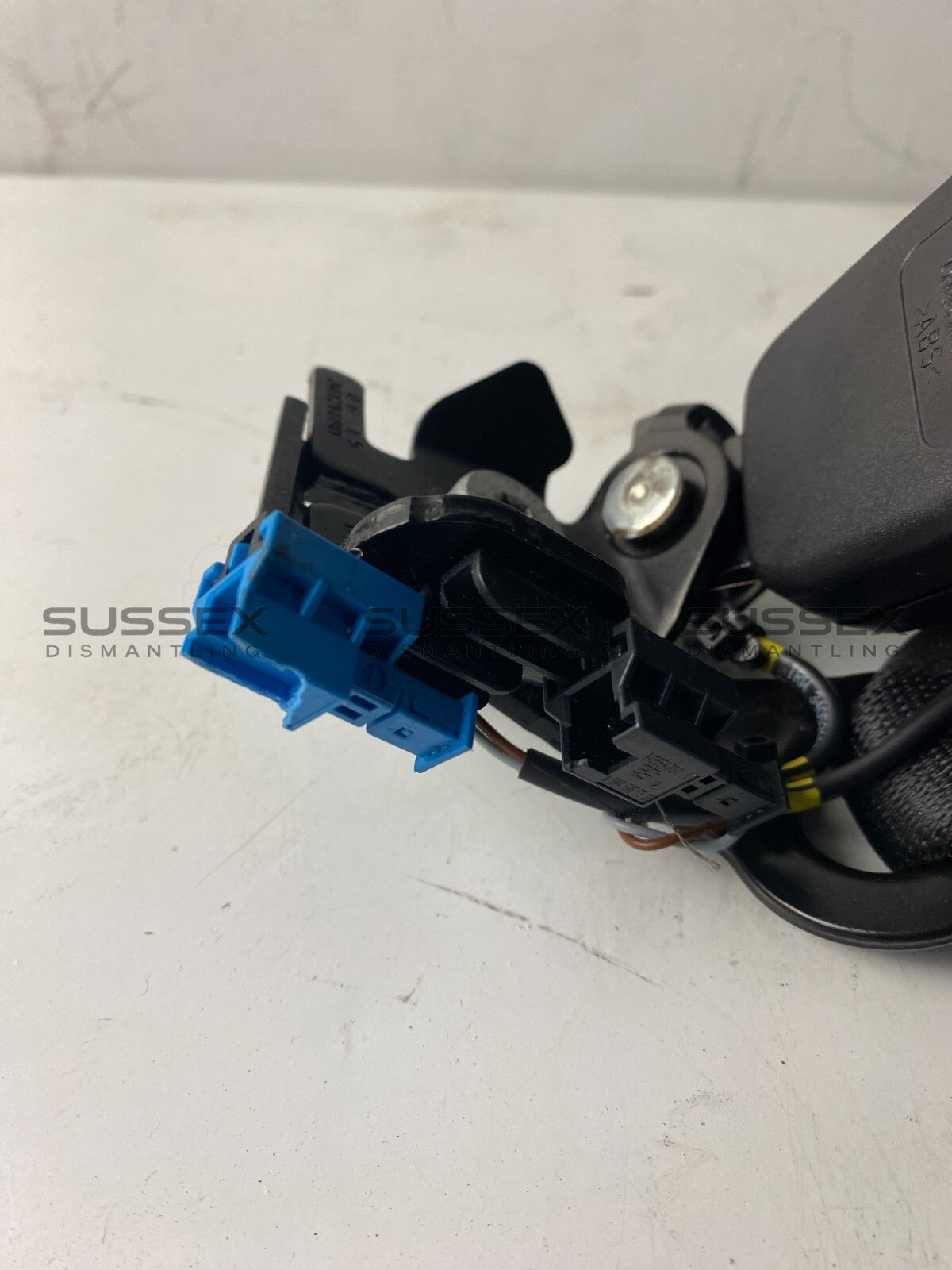 Mercedes-Benz Rear Middle And Right Seat Belt Buckle (Broken Plug) A2058600469