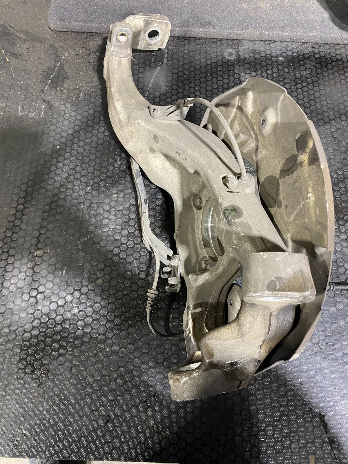 Mercedes-Benz Front Left Knuckle For Suspension Complete A2530700