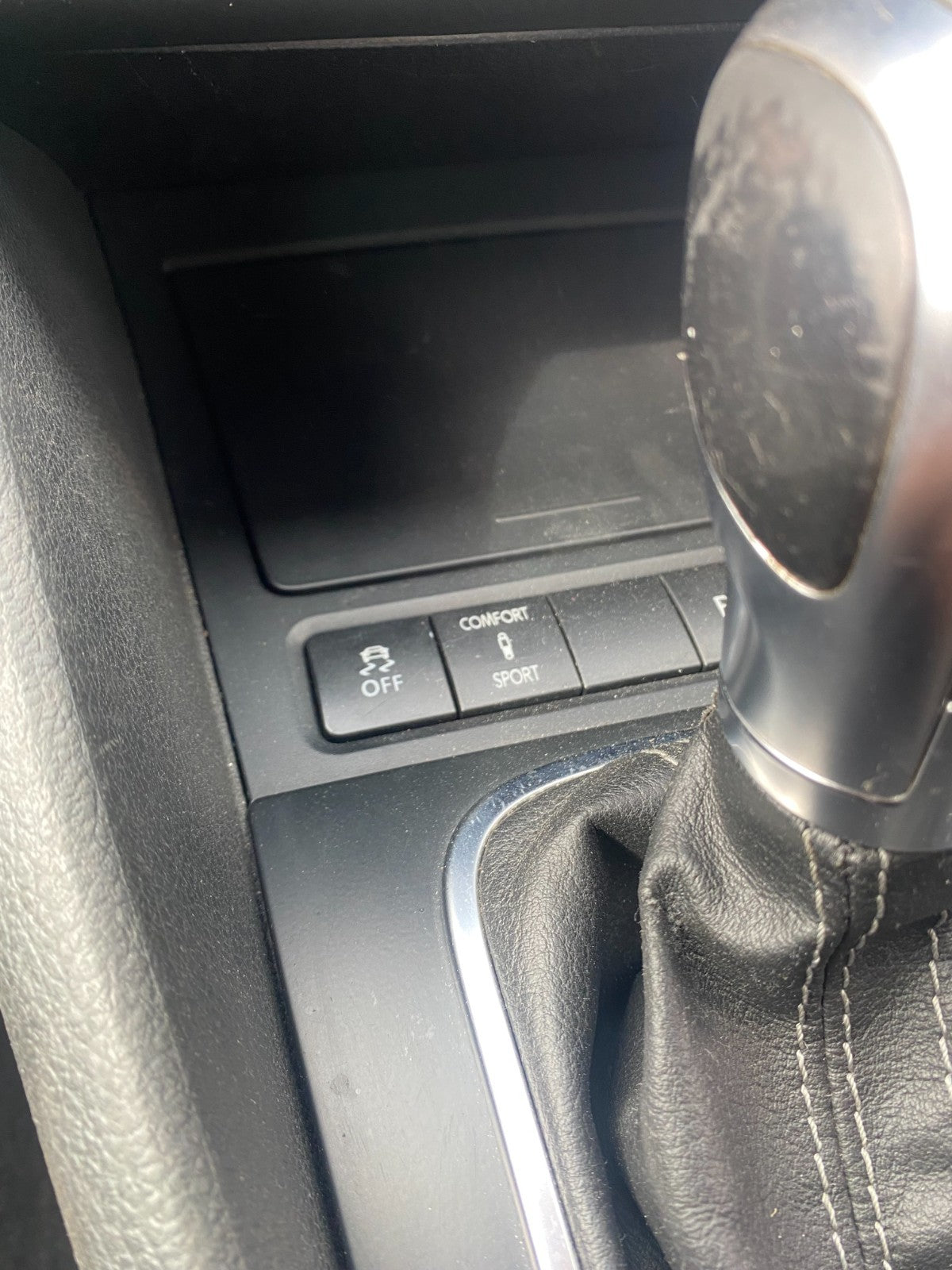 NOW WRECKING Volkswagen Golf R MK6 2011 In White 220683KM