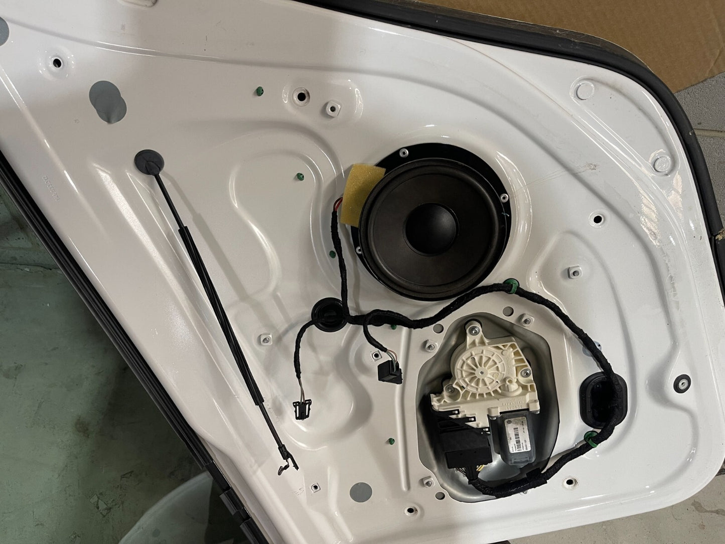 Volkswagen Golf MK5 Rear Right Door In White *Freight Available*