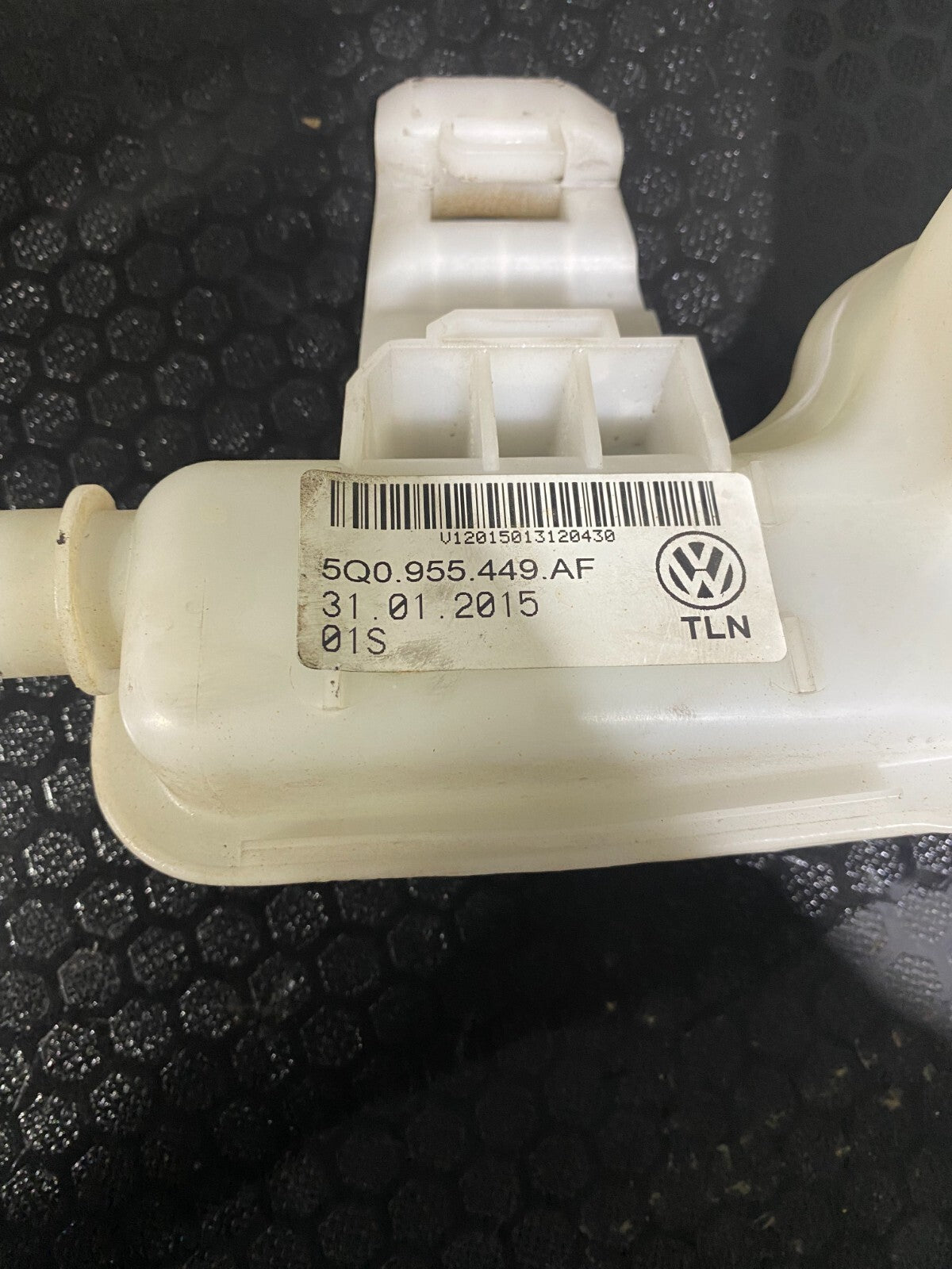 Volkswagen Golf MK7 windshield washing tank 5Q0955449AF 