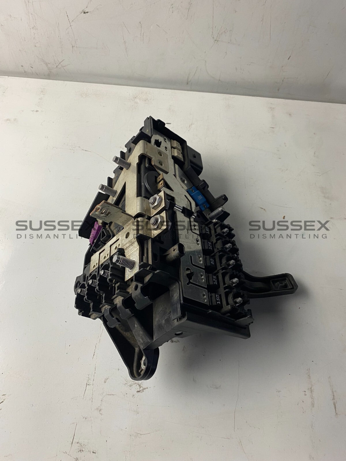 Mercedes-Benz Front Engine Bay Fuse Box (Broken Plug)