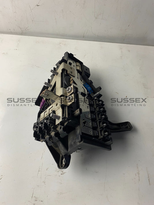 Mercedes-Benz Front Engine Bay Fuse Box (Broken Plug)