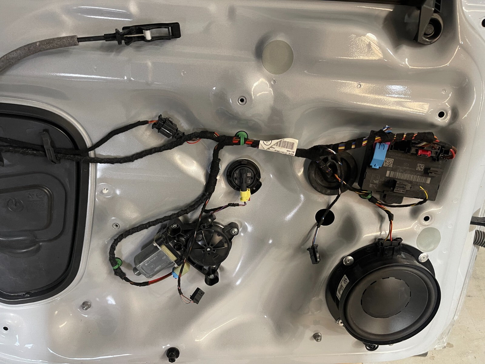 Volkswagen Golf MK7 Front Left Door In White Silver Metallic *Freight Available*