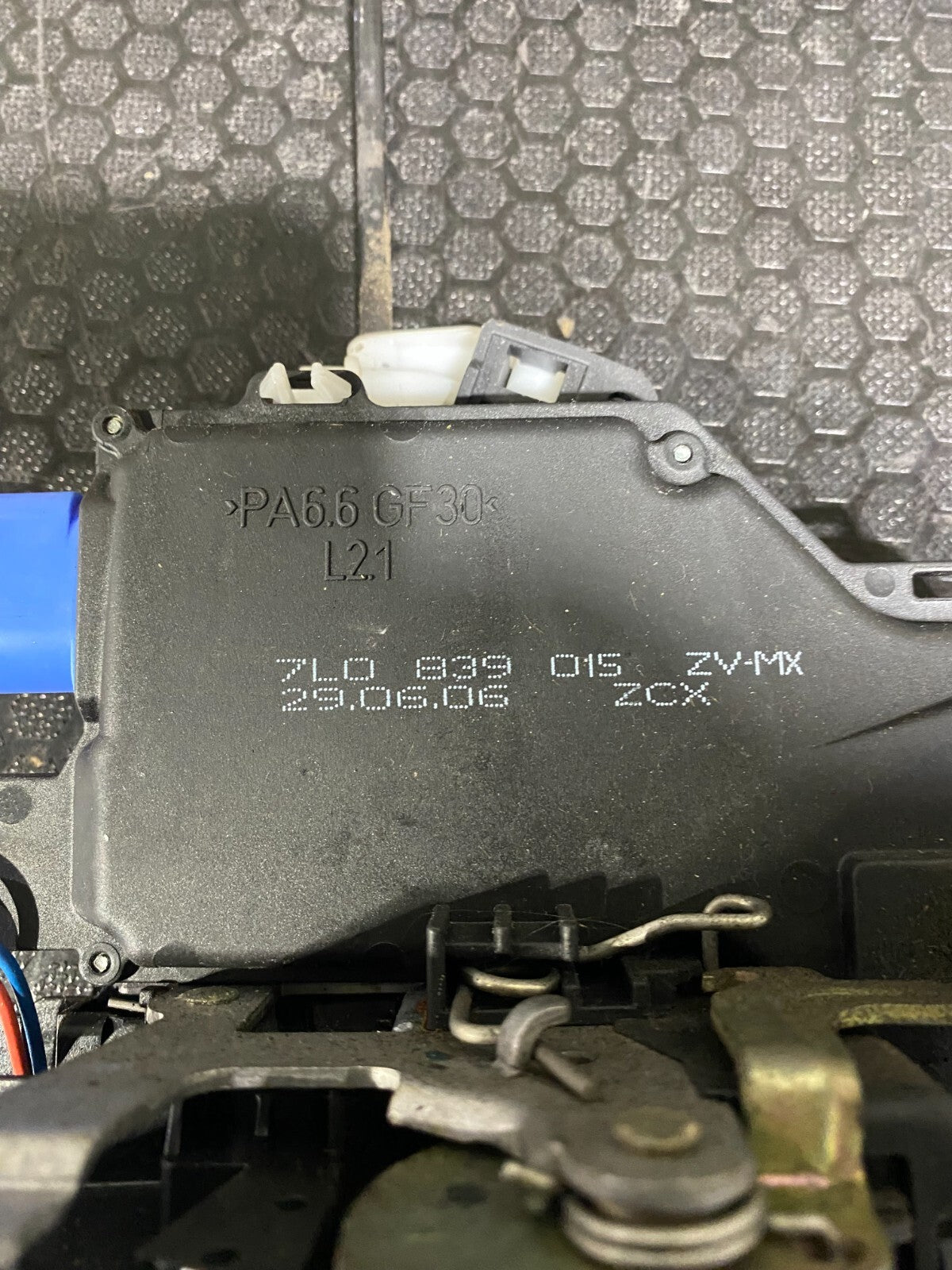 Volkswagen Locking Actuator 7L0839015