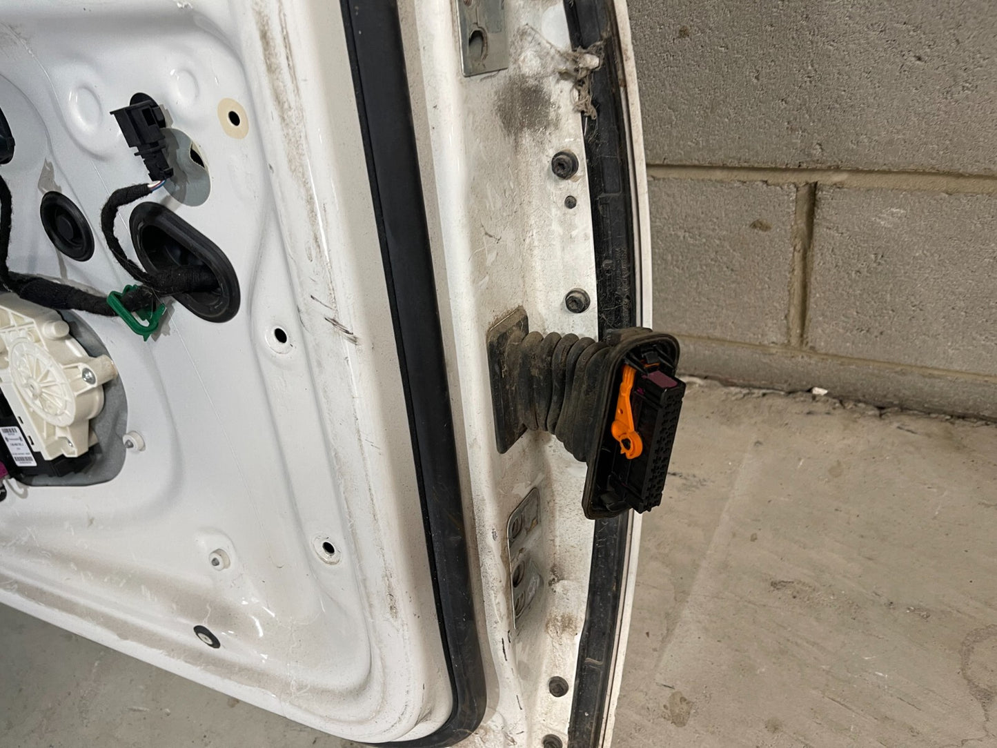 Volkswagen Golf MK5 Front Left Door In White *Freight Available*