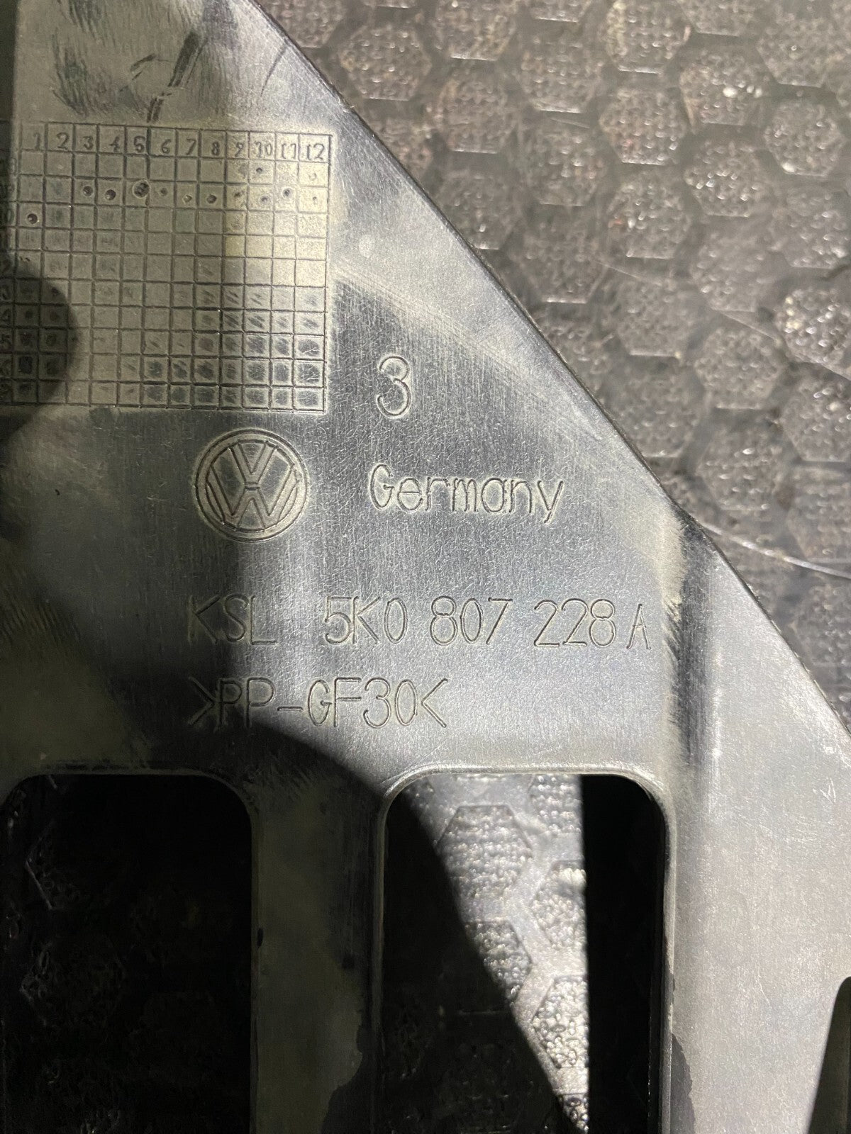 VOLKSWAGEN GOLF MK6 09-12 RIGHT HEADLIGHT BRACKET 5K0807228A