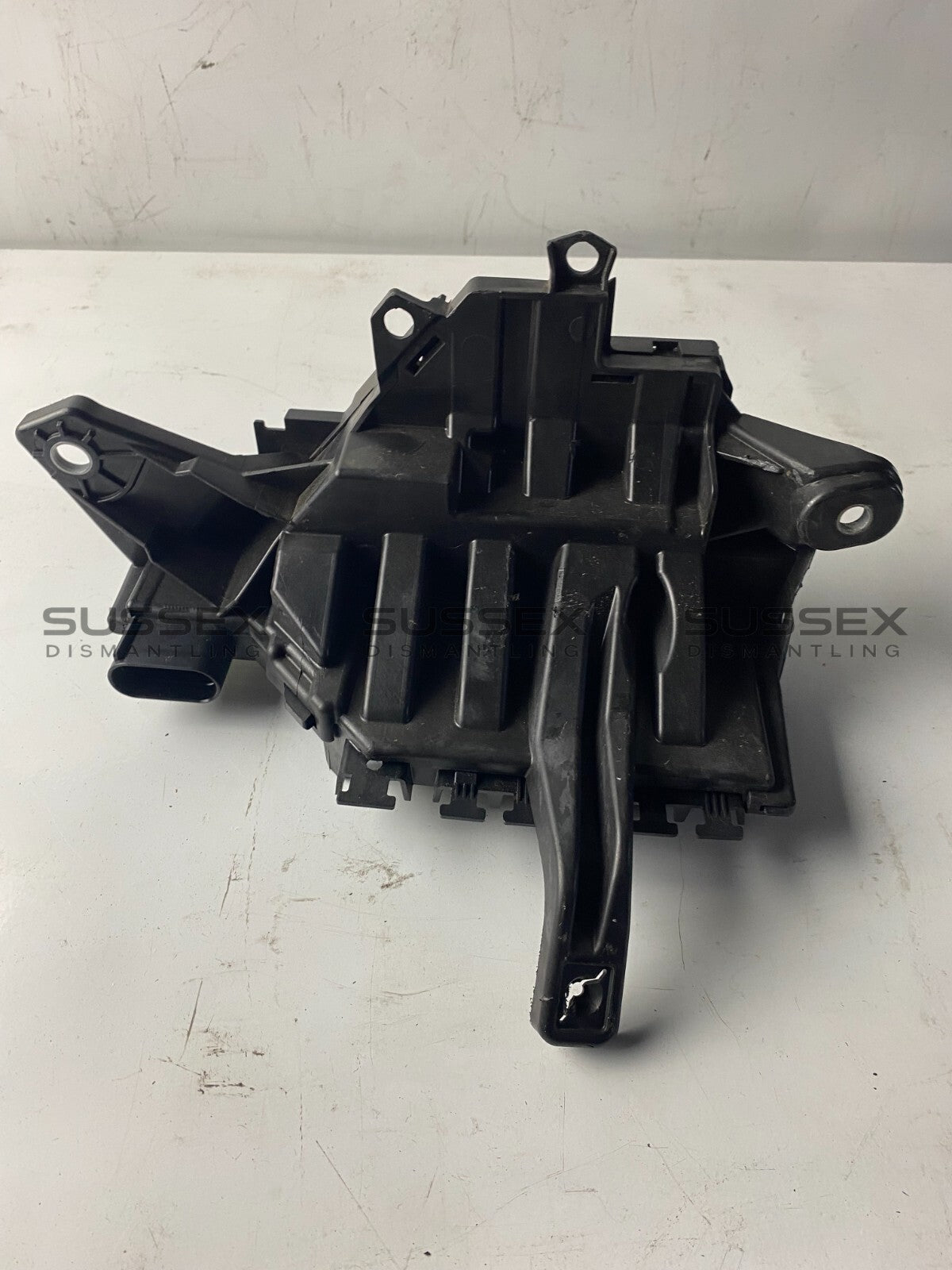 Mercedes-Benz Front Engine Bay Fuse Box (Broken Plug)