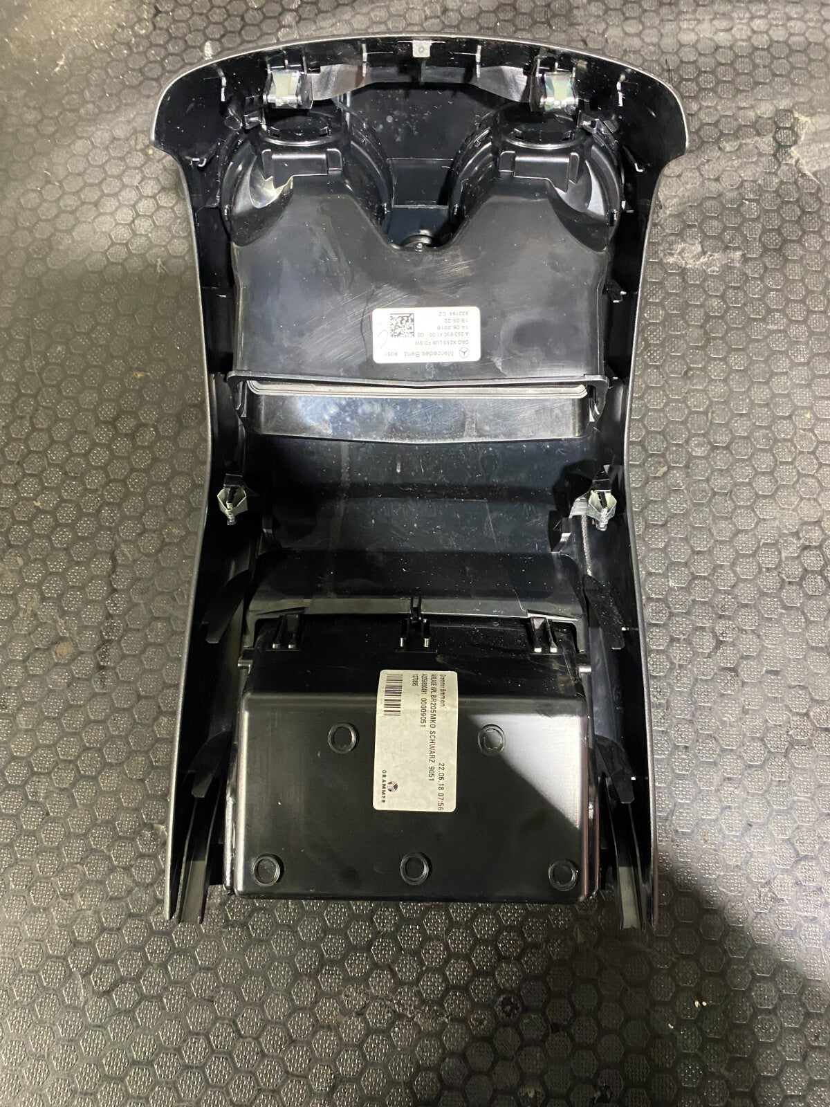 Mercedes-Benz Centre Console Rear Air Vent A2538304100