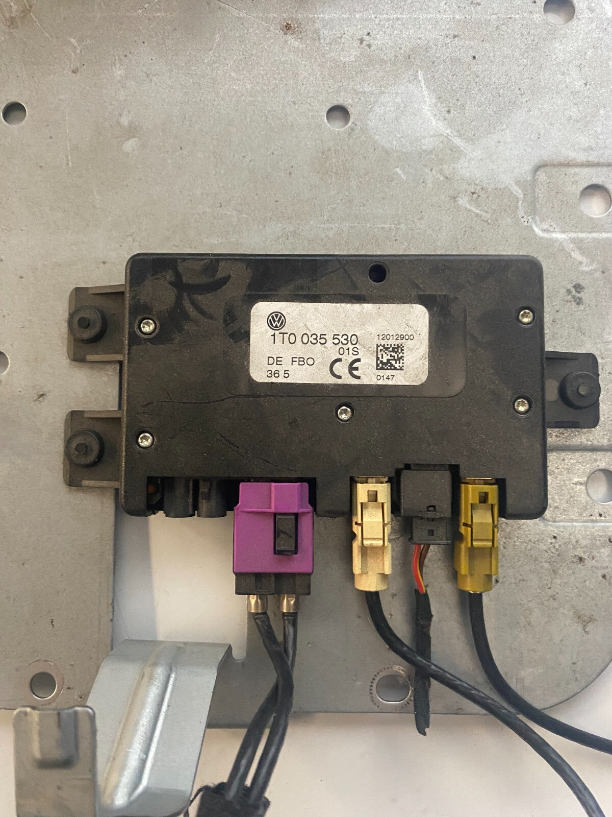 VWAG Navigation Antenna Amplifier Unit With Bracket 1T0035530