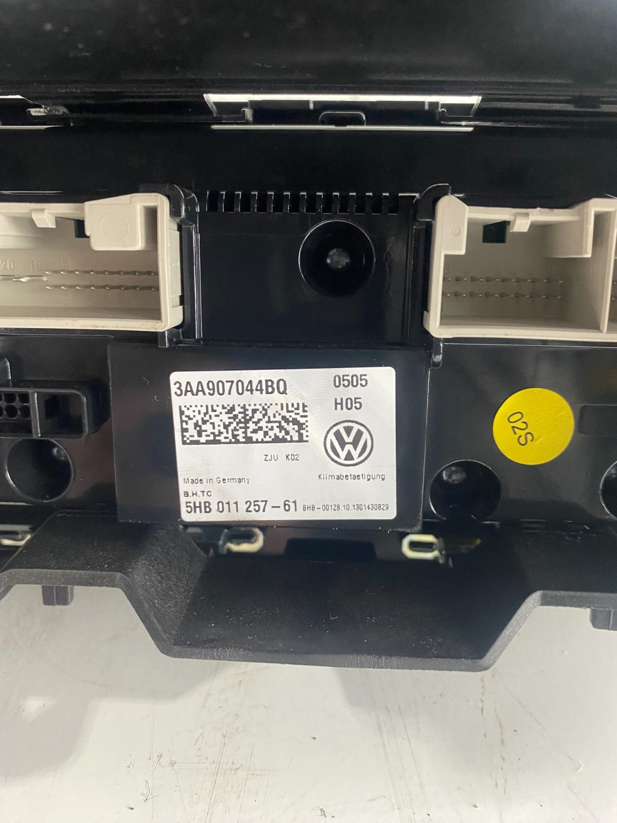 Volkswagen Scirocco / EOS Centre Airvent And Surround 1Q0819735C / 3AA907044BQ