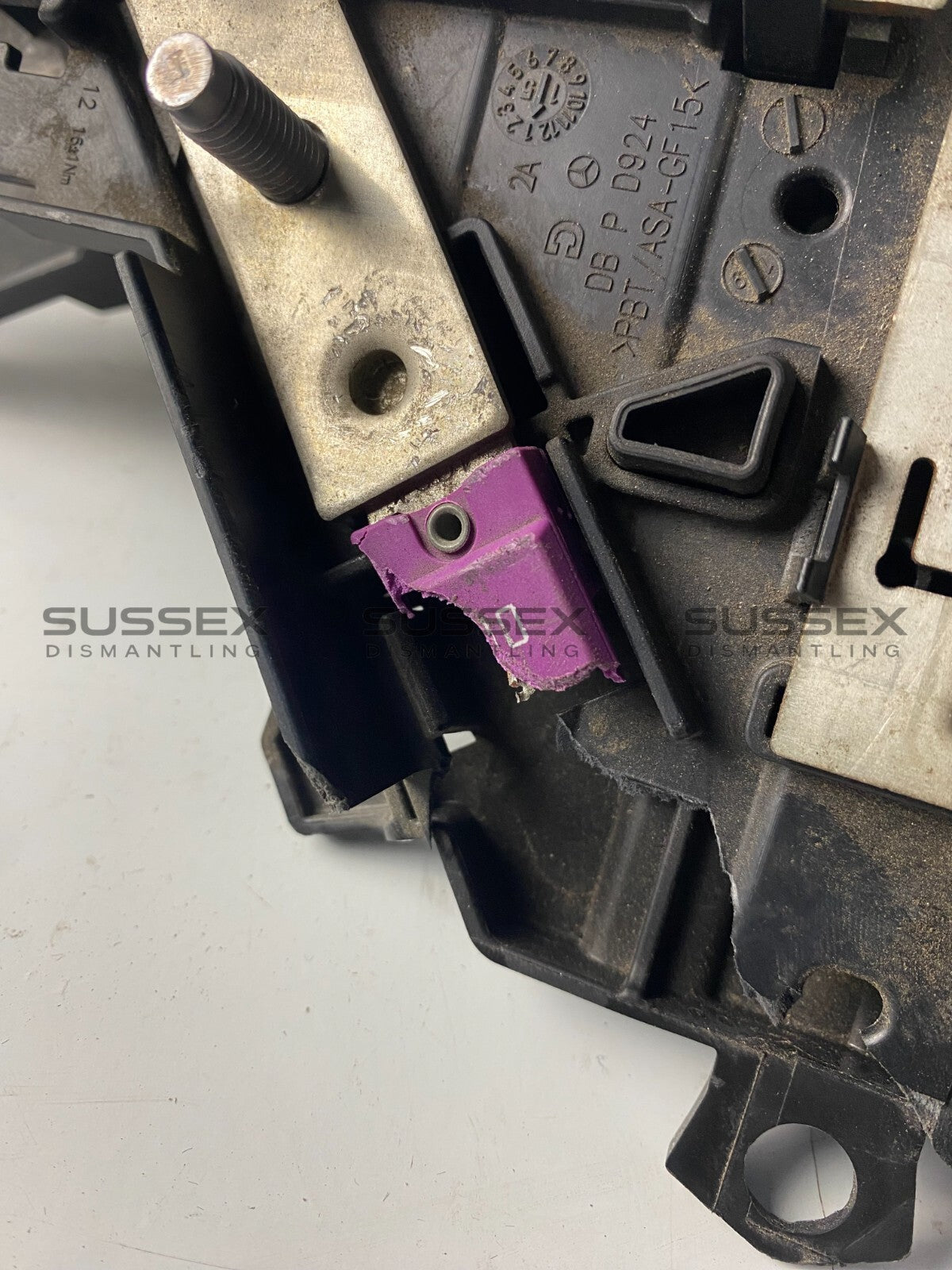 Mercedes-Benz Front Engine Bay Fuse Box (Broken Plug)