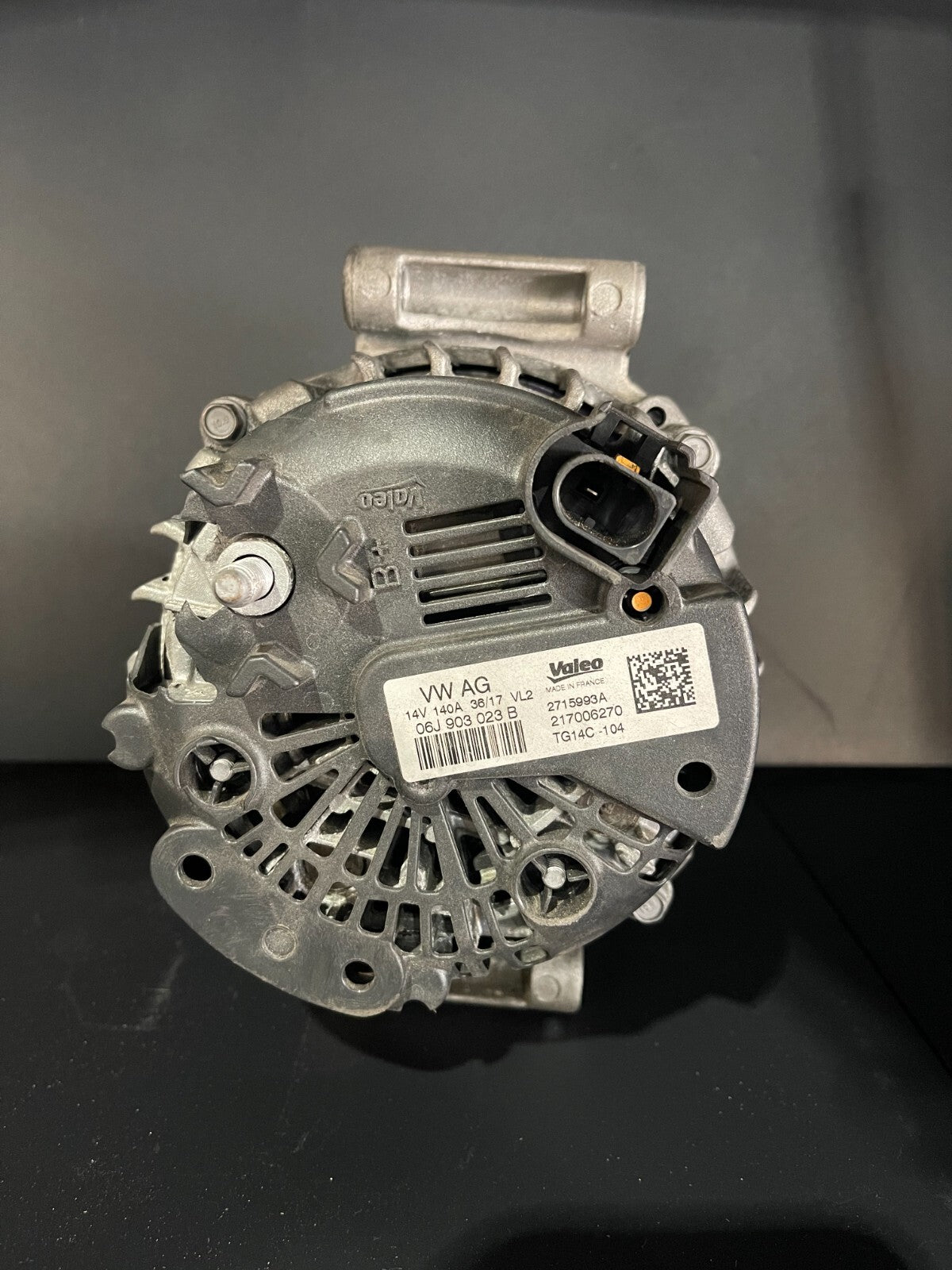 Volkswagen Golf Alternator 06J903023B